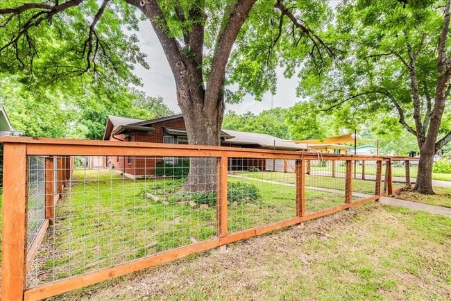 Building Photo - 5614 Delwood Dr