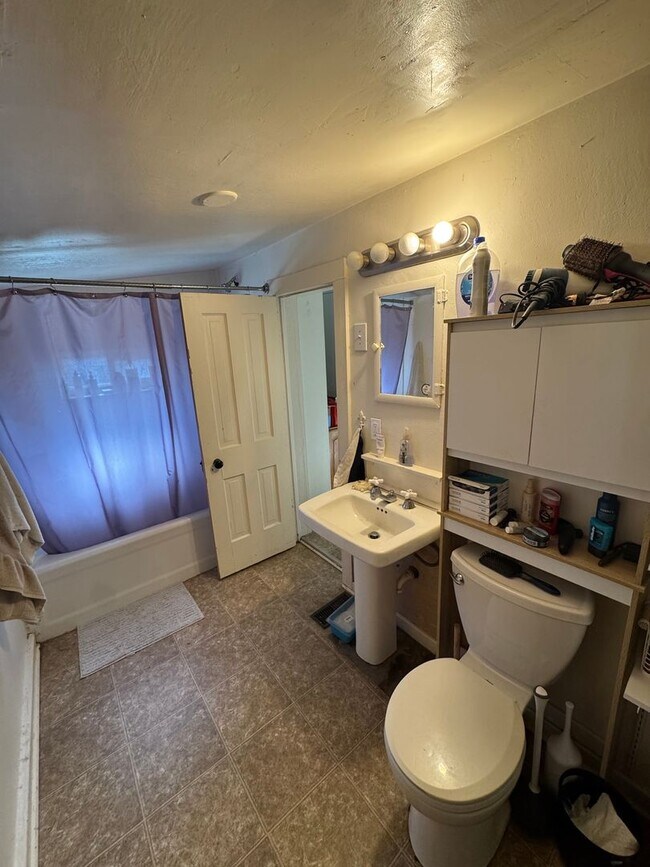 Building Photo - One Bedroom Cottage Available in Louisvill...