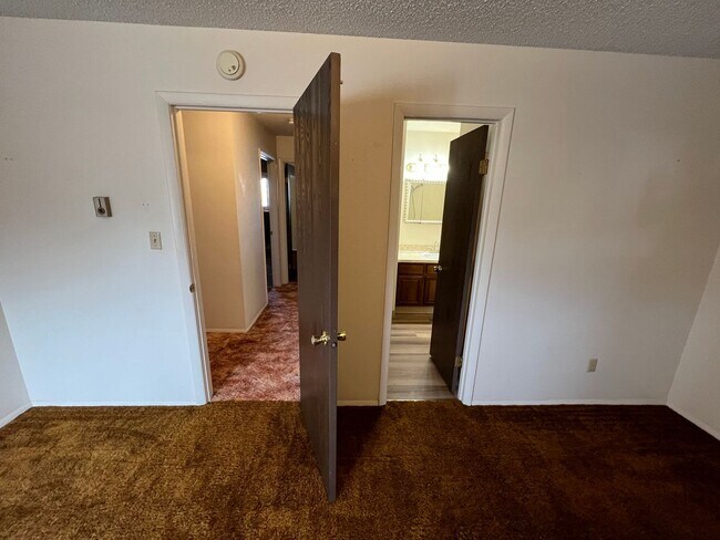 Building Photo - 3 Bedroom, 1.5 Bath Townhome W/ Attached S...