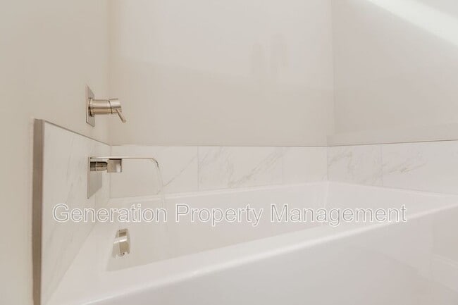 Building Photo - 590 Strong Ave