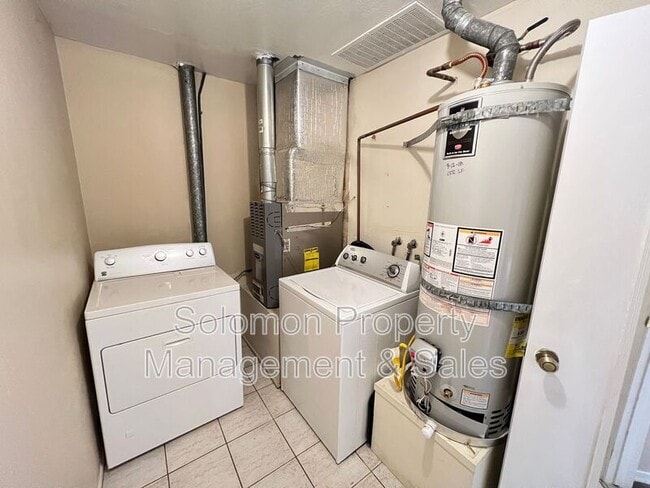 Building Photo - 1008 Santa Fe Dr