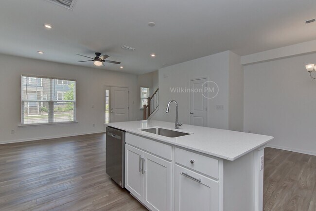 Building Photo - Beautiful 3BD/2.5BTH Townhouse with Commun...