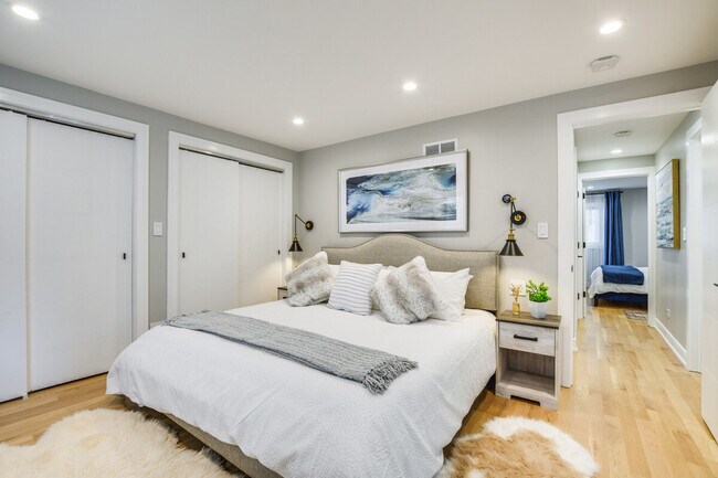 Building Photo - 6242 N Kenmore Ave