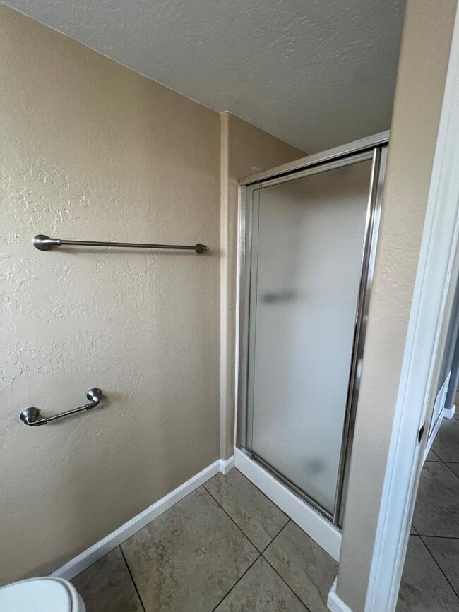 Building Photo - 528 Raintree Dr