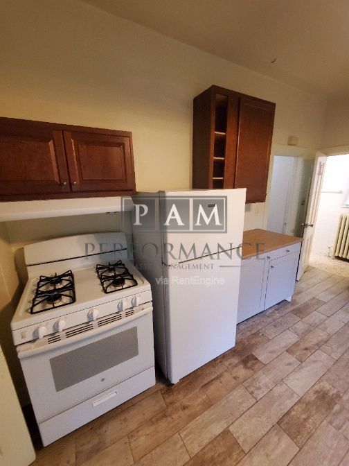 Building Photo - 919 E Brady St