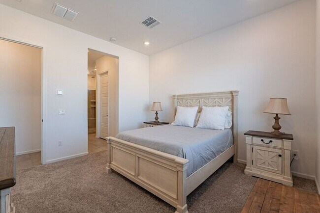 Building Photo - Bright & Spacious 4-Bed Home with 3-Car Ga...