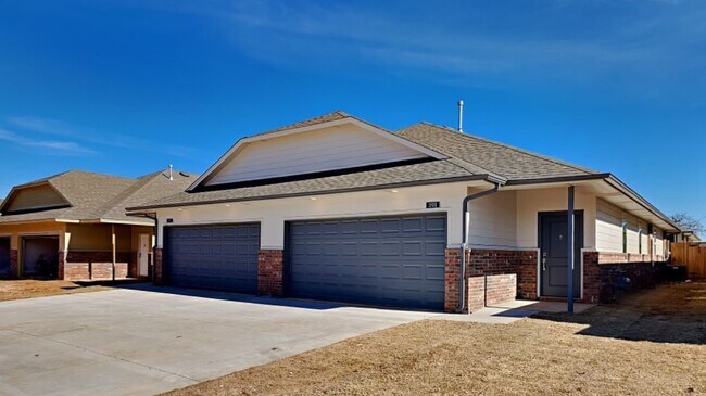 Building Photo - Luxury 3 Bedroom 2 Bathroom Duplex with 2 ...