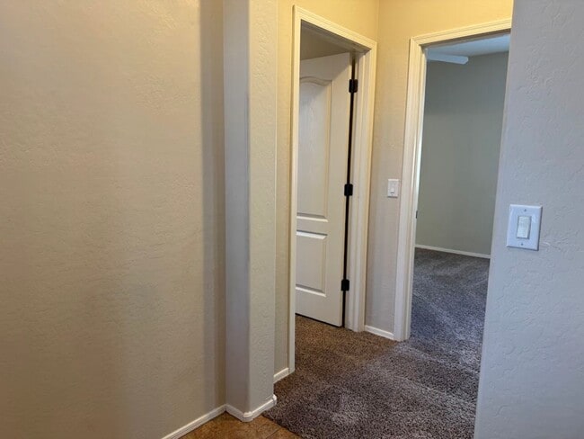 Building Photo - Gated Phoenix Gem with Community Pool and Spacious Kitchen