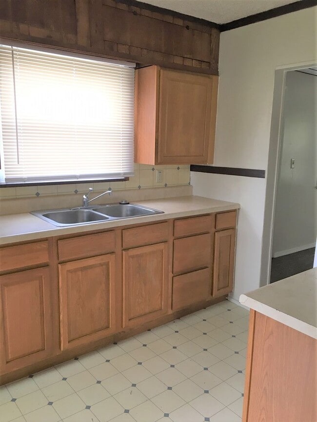 Building Photo - Three Bedroom Home with Main Floor Laundry on a Large Acre + Lot!!