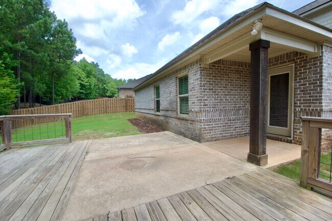 Building Photo - Cotswold S/D! 3Bed/2.5Bath Home with Fence...