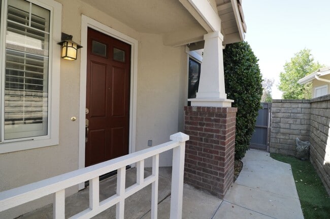 Building Photo - Townhome for Lease  in Valencia!