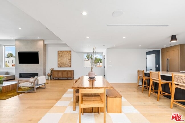 Building Photo - 656 California Ave