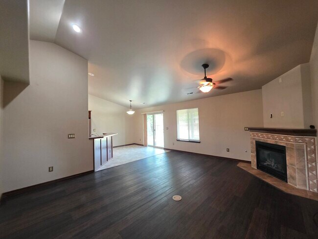 Building Photo - 1523 Sacajawea Ave