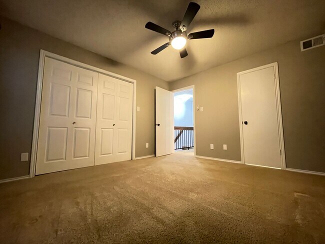 Building Photo - Cozy Townhome Minutes to the Chisholm Trai...