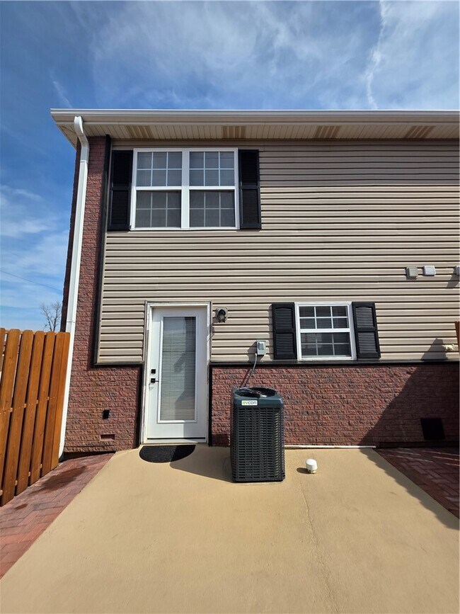 Building Photo - 2400 SE Jayel Terrace