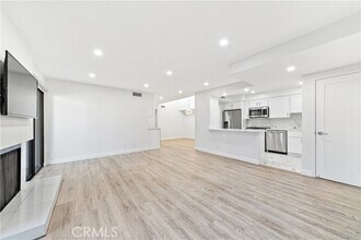 Building Photo - 15215 Magnolia Blvd