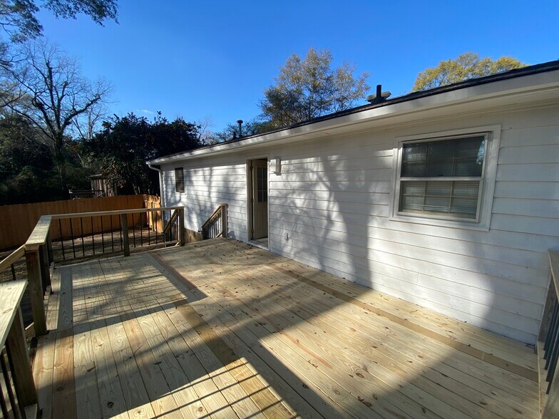 Building Photo - 1015 Eastview Rd NE