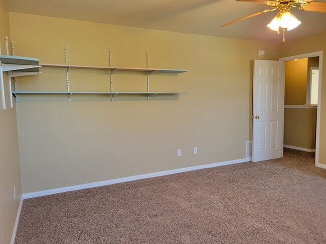 Building Photo - 2611 Echo Dr