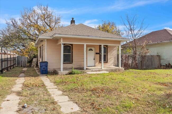 Building Photo - 913 S Hoff Ave