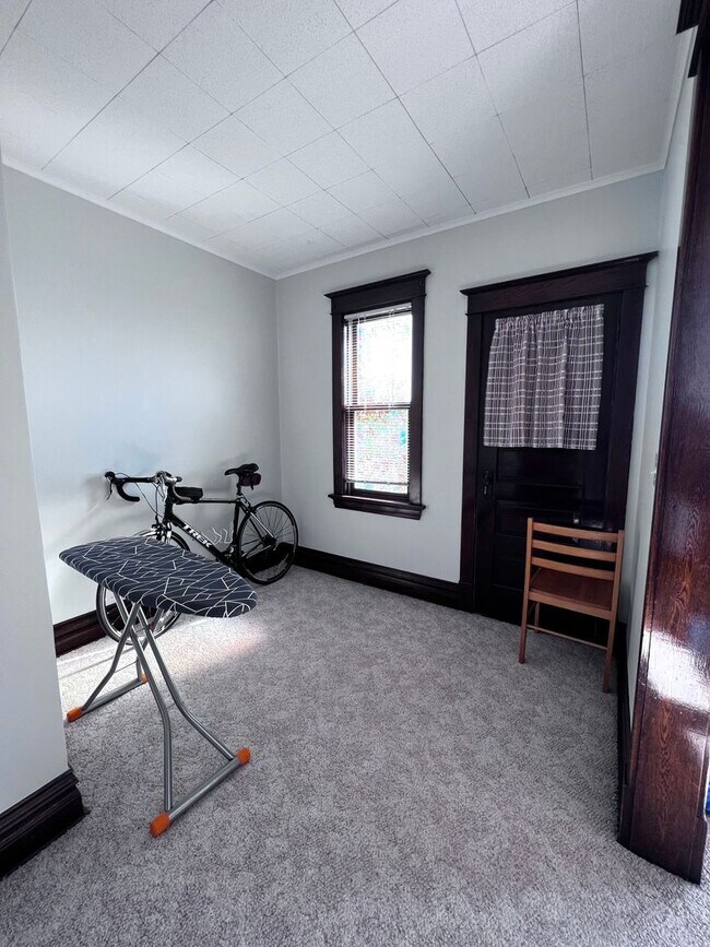 Building Photo - 17 E 6th St