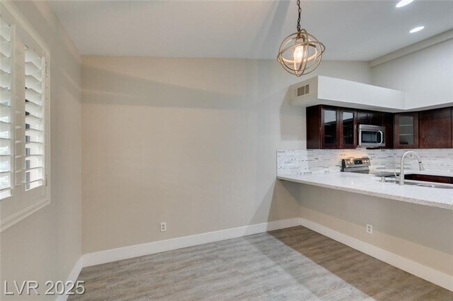 Building Photo - LOCATED IN GATED COMMUNITY JUST MINUTES FR...