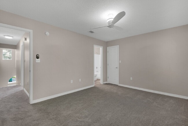 Building Photo - "Charming 2-Bed Townhouse Retreat with 2.5 Baths on Tooke Street!"