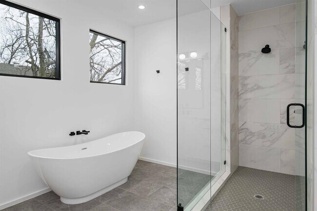 Building Photo - 1704 Kinney Ave