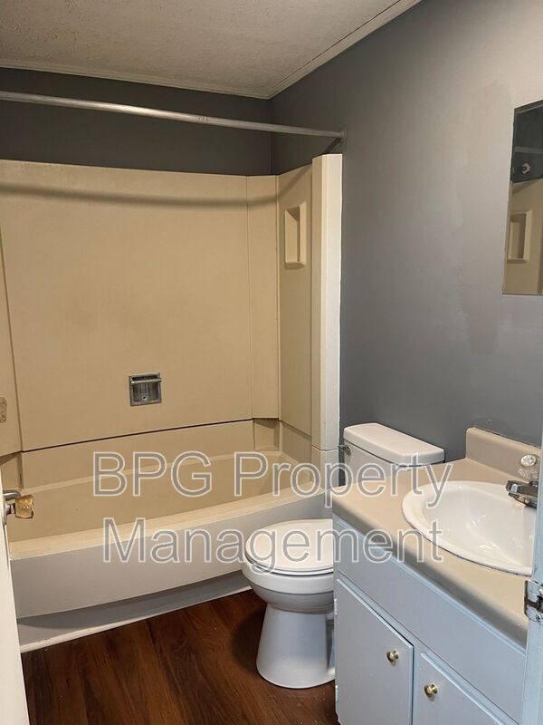 Building Photo - 123 Circle Dr