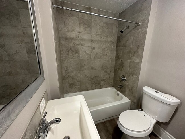 Building Photo - 3026 Monroe Ave