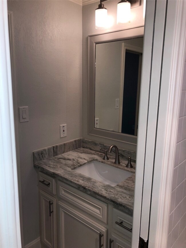 Building Photo - 10310 Chevy Chase Dr