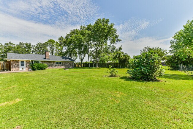 Building Photo - Rare Horse-Ready Property in Manvel