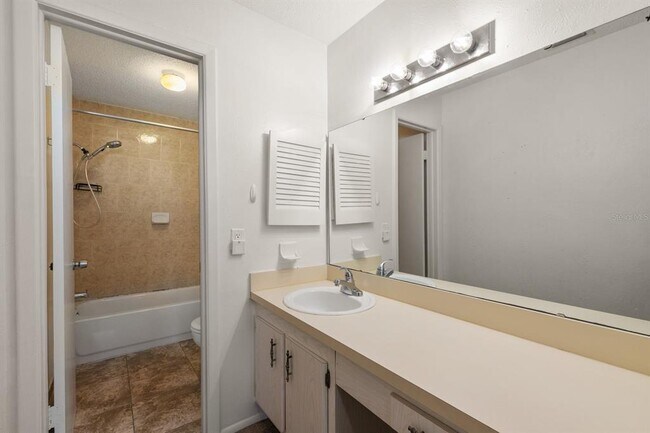 Building Photo - 200 Country Club Dr