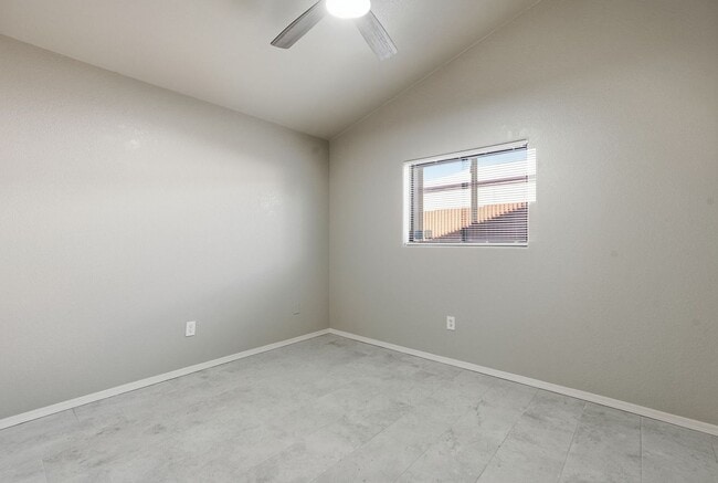 Building Photo - 811 E Caddie St