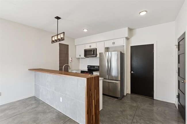 Building Photo - 1008 N Francis Ave