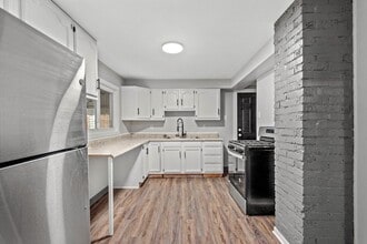 Building Photo - Beautiful 3 bedroom home in Munhall available November 1!