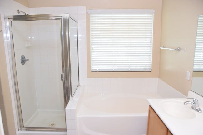 Building Photo - BEAUTIFUL 4 BEDROOM, 2.5 BATH SINGLE-FAMIL...