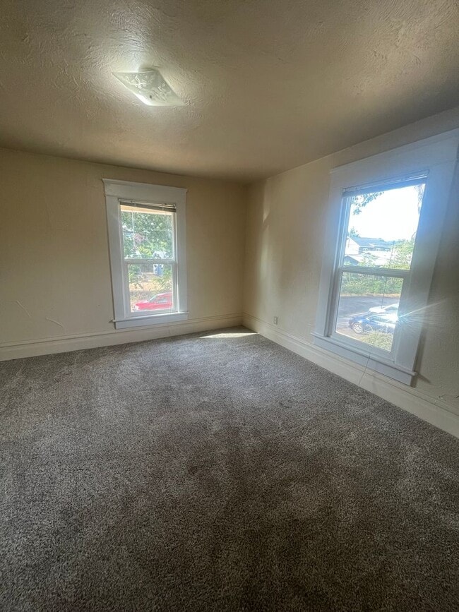 Building Photo - 3-Bedroom 1-Bathroom two story unit