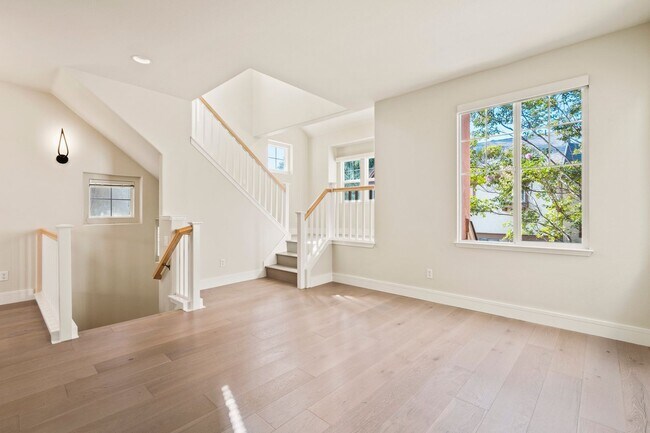 Building Photo - VERSATILE LUXURY LIVING IN RIVERMARK CORNE...