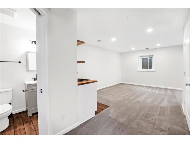 Building Photo - Rare 3 bed 4 bath updated almost 2300 sf t...