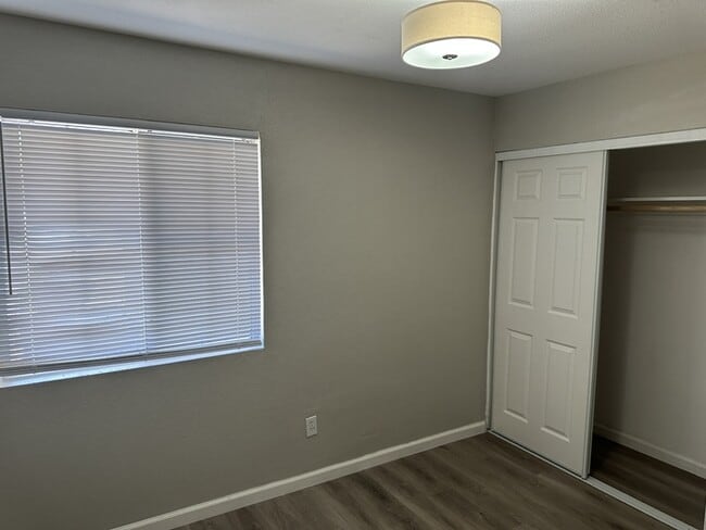 Building Photo - Modesto Cute 4 Bedroom 2 Bath Single Story...