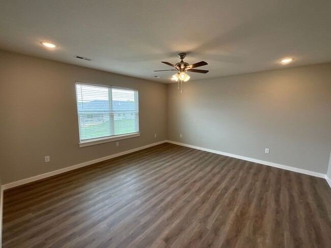 Building Photo - Beautiful Brand New Duplex - Ozark Schools!