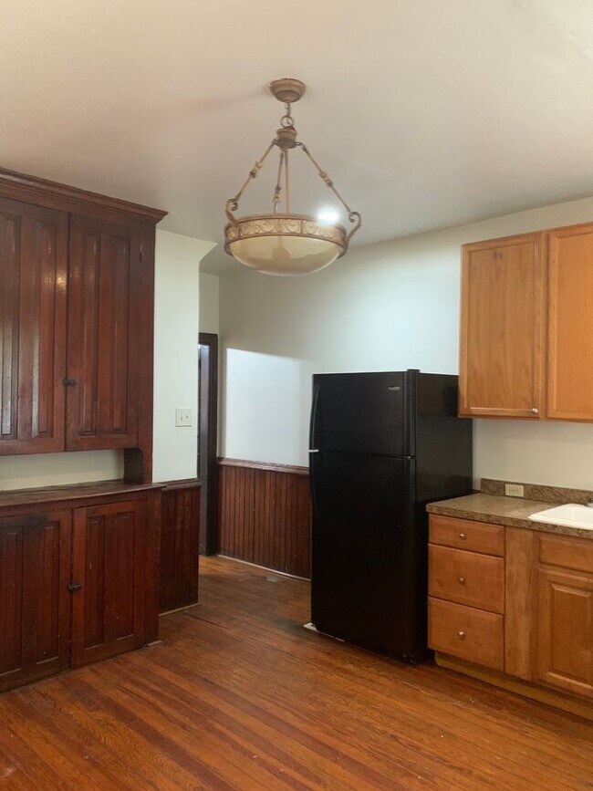 Building Photo - 4 bedroom, 1 bath, 3 story half double house