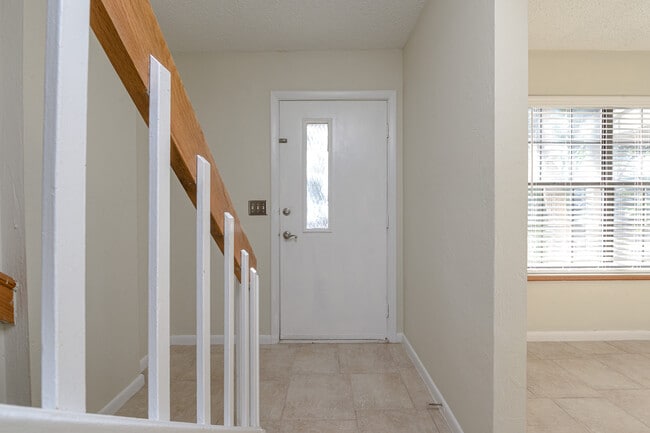 Building Photo - 5 Oakwood Park