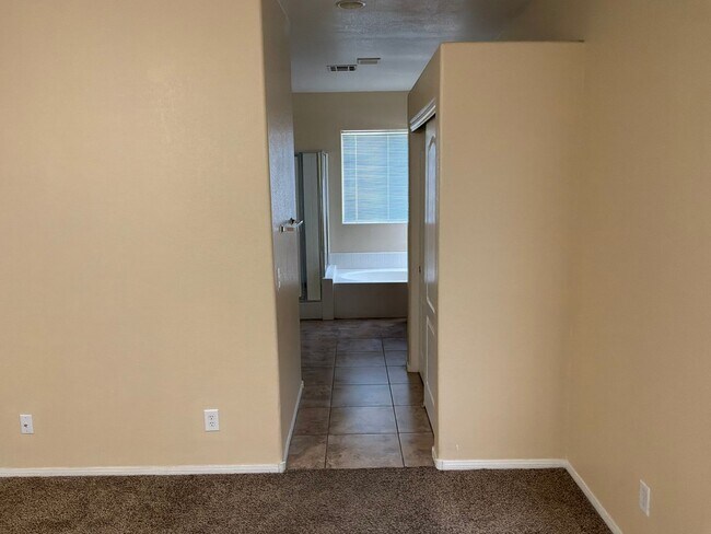 Building Photo - 2 Story 3 bedrooms 2.5 bathrooms