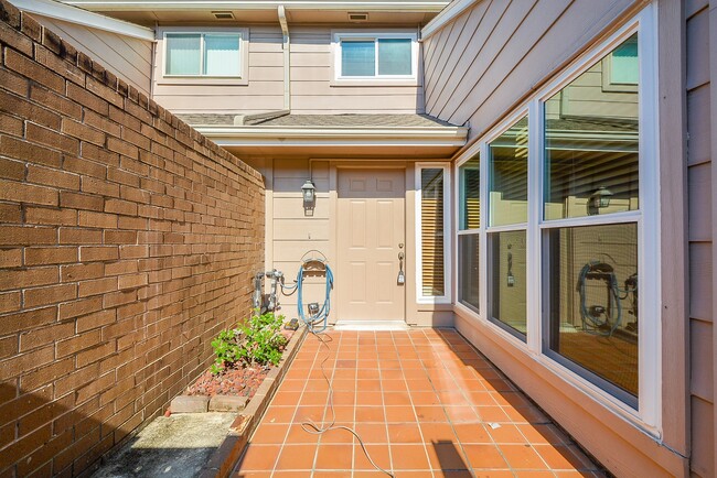 Building Photo - 13859 Hollowgreen Dr