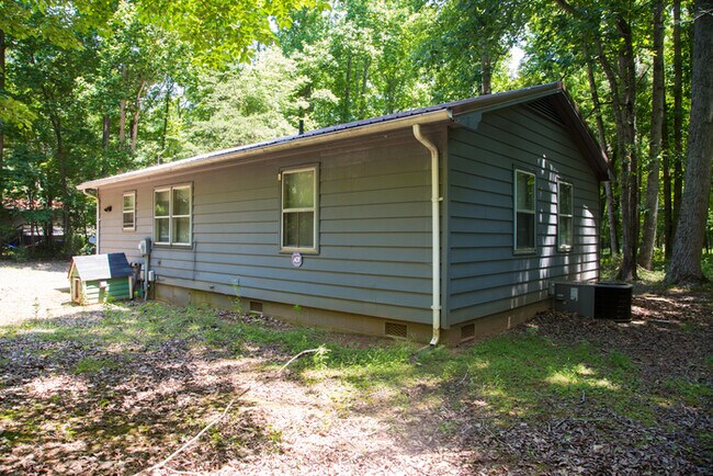 Building Photo - Country living in Cedar Grove