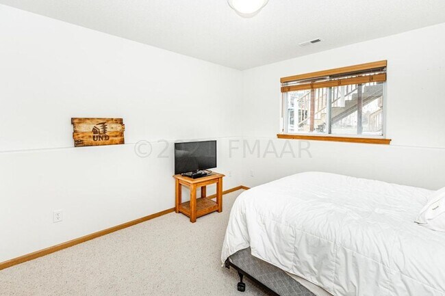 Building Photo - 3 Bed 2 Bath
