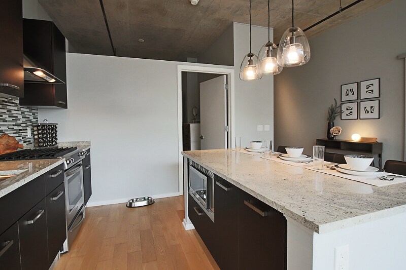 Building Photo - 1135 S Delano Ct