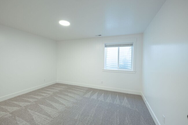 Building Photo - 5 BED 3 BATH HOME IN IDAHO FALLS WITH 2 STALL GARAGE, AC, FENCED YARD