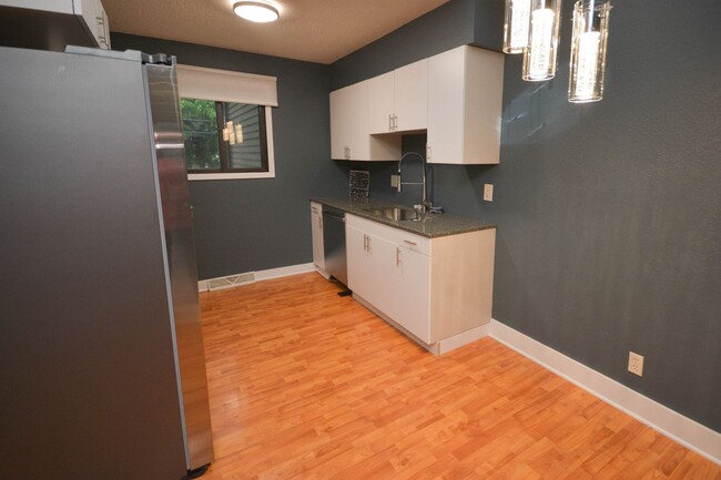 Building Photo - Completely renovated townhouse just a bloc...